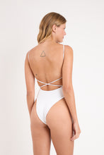 Laden Sie das Bild in den Galerie-Viewer, Model Back: Rio De Sol Badeanzug Sand-White Adele
