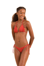 Laden Sie das Bild in den Galerie-Viewer, Model Front: Rio De Sol Oberteil Top Malibu-Chili Tri-Inv