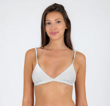 Laden Sie das Bild in den Galerie-Viewer, Model Front: Rio De Sol Oberteil Top Shimmer-White Tri-Fixo