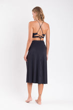 Laden Sie das Bild in den Galerie-Viewer, Model Back: Rio De Sol Strandrock Nero Long-Skirt-Knot
