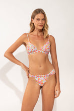 Laden Sie das Bild in den Galerie-Viewer, Model Front: Rio De Sol Oberteil Top Ditsy-Sky Tri-Fixo