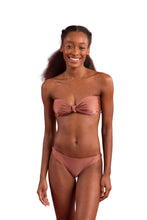 Laden Sie das Bild in den Galerie-Viewer, Model Front: Rio De Sol Set Set Shimmer-Copper Bandeau-Joy Essential