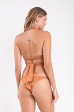 Laden Sie das Bild in den Galerie-Viewer, Model Back: Rio De Sol Oberteil Top Nocciola Dune