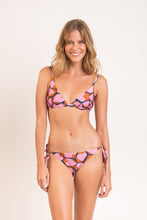 Laden Sie das Bild in den Galerie-Viewer, Model Front: Rio De Sol Set Set Amore-Pink Tri-Fixo Ibiza-Comfy