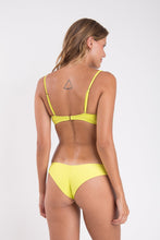 Laden Sie das Bild in den Galerie-Viewer, Model Back: Rio De Sol Oberteil Top Citrico Bandeau-Crispy