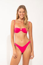 Laden Sie das Bild in den Galerie-Viewer, Model Front: Wednesday In Hawaii By Rio De Sol Oberteil Top Guava Shell