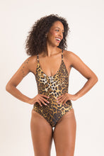 Laden Sie das Bild in den Galerie-Viewer, Model Front: Rio De Sol Badeanzug Leo Hype