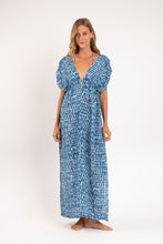Laden Sie das Bild in den Galerie-Viewer, Model Front: Rio De Sol Strandkleid Chuva Long Dress Soleil