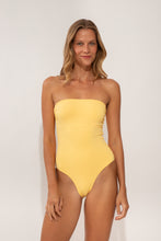 Laden Sie das Bild in den Galerie-Viewer, Model Front: Wednesday In Hawaii By Rio De Sol Badeanzug Lilikoi Aloha