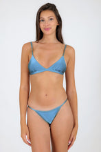 Laden Sie das Bild in den Galerie-Viewer, Model Front: Rio De Sol Set Set Shimmer-Baltic-Sea Tri-Fixo California