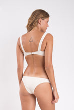 Laden Sie das Bild in den Galerie-Viewer, Model Back: Rio De Sol Set Set Malibu-Natural Amelia Essential