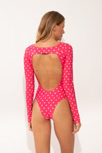 Laden Sie das Bild in den Galerie-Viewer, Model Back: Wednesday In Hawaii By Rio De Sol Badeanzug Kiko-Guava Surf