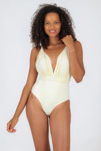 Laden Sie das Bild in den Galerie-Viewer, Model Front: Rio De Sol Badeanzug Off-White Marina