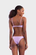 Laden Sie das Bild in den Galerie-Viewer, Model Back: Rio De Sol Set Set Shimmer-Harmonia Bandeau-Joy Essential