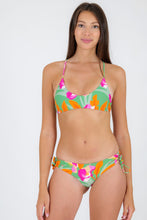 Laden Sie das Bild in den Galerie-Viewer, Model Front: Rio De Sol Set Set Green-Bloom Bralette Madrid