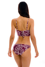 Laden Sie das Bild in den Galerie-Viewer, Model Back: Rio De Sol Set Set Palms-Vine Balconet-Anna Comfy