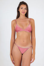 Laden Sie das Bild in den Galerie-Viewer, Model Front: Rio De Sol Oberteil Top Shimmer-Confetti Tri-Fixo