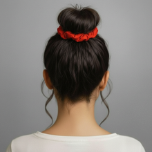 Laden Sie das Bild in den Galerie-Viewer, Model Back: Rio De Sol Haar-Accessoires Rouge Scrunchie