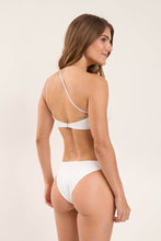 Laden Sie das Bild in den Galerie-Viewer, Model Back: Rio De Sol Oberteil Top Sand-White Kora