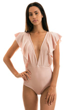 Laden Sie das Bild in den Galerie-Viewer, Model Front: Rio De Sol Badeanzug Essence Frill
