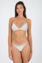 Laden Sie das Bild in den Galerie-Viewer, Model Front: Rio De Sol Set Set Shimmer-White Tri-Fixo California
