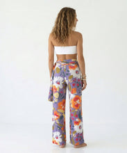 Laden Sie das Bild in den Galerie-Viewer, Model Back: Rio De Sol Strandhosen Garden-Flower Pants Knot