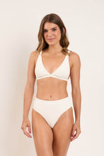 Laden Sie das Bild in den Galerie-Viewer, Model Front: Rio De Sol Oberteil Top Sand-Chantilly Alba