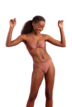 Laden Sie das Bild in den Galerie-Viewer, Image 04: Rio De Sol Set Set Shimmer-Copper Bandeau-Joy Nice-Fio
