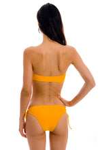 Laden Sie das Bild in den Galerie-Viewer, Model Back: Rio De Sol Set Set Uv-Pequi Bandeau-Reto Madrid