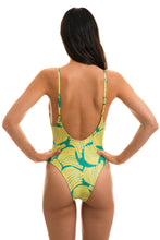 Laden Sie das Bild in den Galerie-Viewer, Model Back: Rio De Sol Badeanzug Banana Yellow Hype