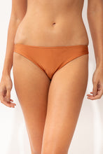 Laden Sie das Bild in den Galerie-Viewer, Gallery: Rio De Sol Unterteil Bottom Shimmer-Nocciola Essential-Comfy