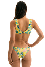 Laden Sie das Bild in den Galerie-Viewer, Model Back: Rio De Sol Set Florescer Highleg