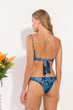 Laden Sie das Bild in den Galerie-Viewer, Model Back: Rio De Sol Set Set Reef Tri-Cos Essential