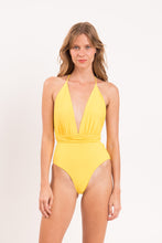 Laden Sie das Bild in den Galerie-Viewer, Model Front: Rio De Sol Badeanzug Amarelo New Vegas