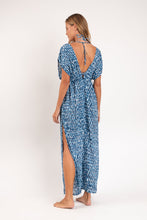 Laden Sie das Bild in den Galerie-Viewer, Model Back: Rio De Sol Strandkleid Chuva Long Dress Soleil