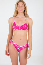 Laden Sie das Bild in den Galerie-Viewer, Model Front: Rio De Sol Set Set Pink-Palms Bralette Madrid