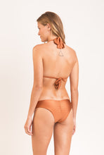 Laden Sie das Bild in den Galerie-Viewer, Model Back: Rio De Sol Set Set Nocciola Mel