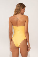 Laden Sie das Bild in den Galerie-Viewer, Model Back: Wednesday In Hawaii By Rio De Sol Badeanzug Lilikoi Aloha