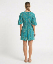 Laden Sie das Bild in den Galerie-Viewer, Model Back: Rio De Sol Mini Dress Rain Mini Dress