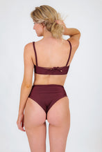 Laden Sie das Bild in den Galerie-Viewer, Model Back: Rio De Sol Set Set Barolo Bandeau-Reto Hotpants