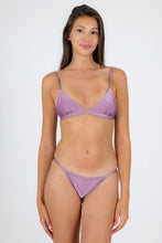 Laden Sie das Bild in den Galerie-Viewer, Model Front: Rio De Sol Set Set Shimmer-Harmonia Tri-Fixo California