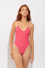 Laden Sie das Bild in den Galerie-Viewer, Model Front: Wednesday In Hawaii By Rio De Sol Badeanzug Kiko-Guava Hilo