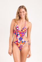 Laden Sie das Bild in den Galerie-Viewer, Model Front: Rio De Sol Badeanzug Funny Trikini