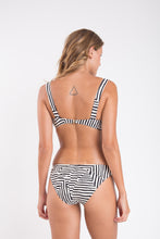 Laden Sie das Bild in den Galerie-Viewer, Model Back: Rio De Sol Set Set Collage Amelia Essential-Comfy