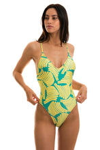 Laden Sie das Bild in den Galerie-Viewer, Model Front: Rio De Sol Badeanzug Banana Yellow Hype