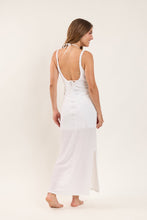Laden Sie das Bild in den Galerie-Viewer, Model Back: Rio De Sol Strandkleid Memphis-White Saida Yara