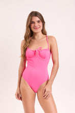 Laden Sie das Bild in den Galerie-Viewer, Model Front: Rio De Sol Badeanzug Mtx-Ultrapink Julia