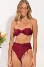 Laden Sie das Bild in den Galerie-Viewer, Gallery: Rio De Sol Set Set Shimmer-Divino Twist Belted-High-Waist