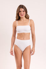 Laden Sie das Bild in den Galerie-Viewer, Model Front: Rio De Sol Oberteil Top Memphis-White Bandeau-Reto