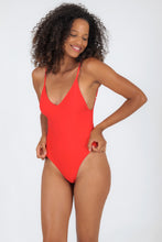 Laden Sie das Bild in den Galerie-Viewer, Model Front: Rio De Sol Badeanzug Rouge Hype